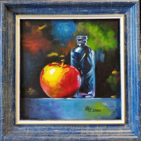 Gemälde „Stillleben mit einem Apfel und einer blauen Flasche.“, Leinwand auf dem Hilfsrahmen, Ölfarbe, Realismus, Stillleben, 2020 - Foto 1
