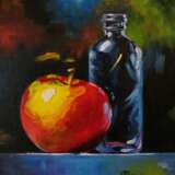 Gemälde „Stillleben mit einem Apfel und einer blauen Flasche.“, Leinwand auf dem Hilfsrahmen, Ölfarbe, Realismus, Stillleben, 2020 - Foto 2