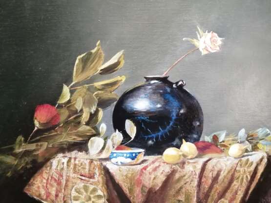 Peinture «Nature morte avec une rose dans un vase bleu.», Carton, Peinture à l'huile, Impressionnisme, Nature morte, 2019 - photo 2