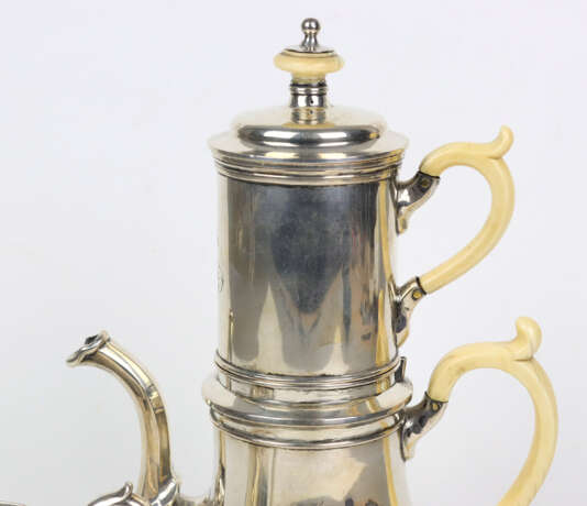 Kaffeekanne und Sahnegießer um 1860 - Foto 2