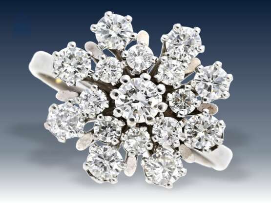Ring: dekorativer, weißgoldener vintage Brillant-Blütenring, 1,50ct - Foto 1