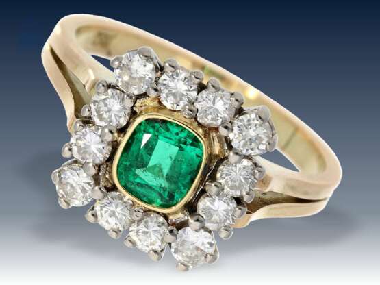 Ring: klassischer, sehr dekorativer Smaragd/Brillantring, Goldschmiedearbeit - фото 1