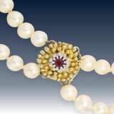 Kette/Ring: hochwertige doppelreihige Perlenkette mit schöner, ausgefallener Rubin/Brillant-Goldschmiede-Wendeschließe und passendem Brillantring - photo 3