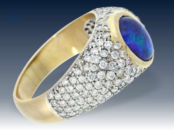 Ring: sehr schöner Brillant-Goldschmiedering mit seltenem blauen Edel-Opal - фото 2
