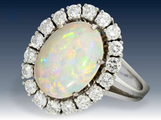 Ring: hochwertiger Goldschmiedering mit großem Opal und reichhaltigem Brillantbesatz, Wertgutachten über 4800€ - фото 1