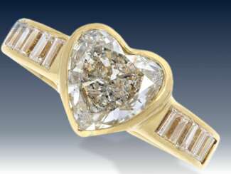 Ring: vintage Goldschmiedering mit großem Diamant-Herz und Baguette-Schultern, ca. 1,5ct