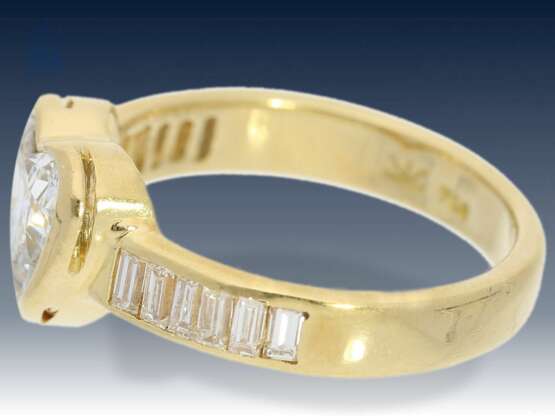 Ring: vintage Goldschmiedering mit großem Diamant-Herz und Baguette-Schultern, ca. 1,5ct - фото 2