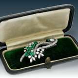 Brosche: äußerst wertvolle vintage Goldschmiedebrosche mit ca. 5ct feinsten Diamanten und ca. 2ct sehr guten Smaragden, Anfertigungspreis 20.000-25.000DM - photo 3