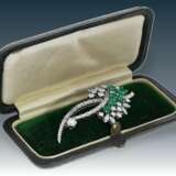 Brosche: äußerst wertvolle vintage Goldschmiedebrosche mit ca. 5ct feinsten Diamanten und ca. 2ct sehr guten Smaragden, Anfertigungspreis 20.000-25.000DM - фото 1