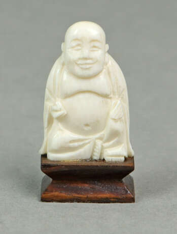 geschnitzter Buddha - photo 1