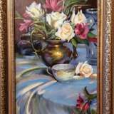 Gemälde „Stillleben mit Rosen und einer Tasse“, Leinwand auf dem Hilfsrahmen, Ölfarbe, Realismus, Stillleben, 2019 - Foto 1