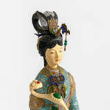 Statuette „Die Komposition Bodhisattva Guanyin. China, Emaille, handgemacht“, Gemischte Technik, 1950 - Foto 3