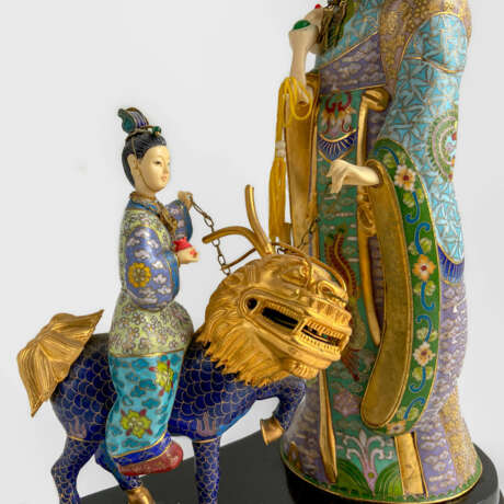 Statuette „Die Komposition Bodhisattva Guanyin. China, Emaille, handgemacht“, Gemischte Technik, 1950 - Foto 5