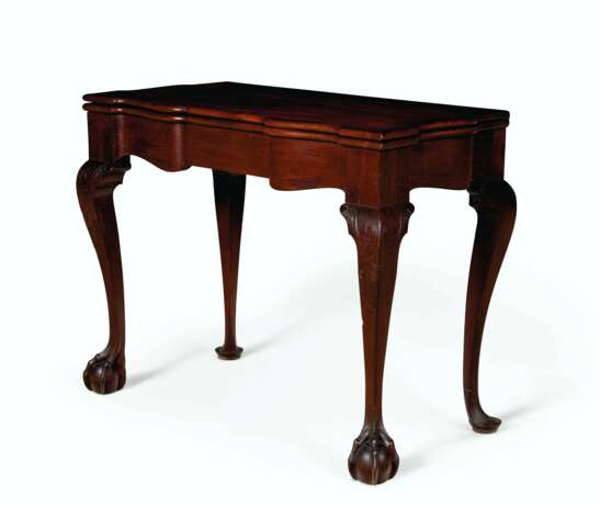 Townsend, John. A CHIPPENDALE CARVED MAHOGANY SCALLOP-TOP CARD TABLE - фото 1