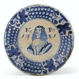 AN ENGLISH DELFT ROYAL PORTRAIT CHARGER OF CATHERINE OF BRAG... - photo 1