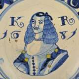 AN ENGLISH DELFT ROYAL PORTRAIT CHARGER OF CATHERINE OF BRAG... - фото 2