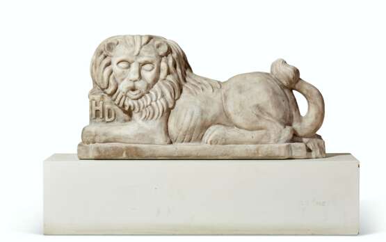A CARVED WHITE MARBLE RECUMBENT LION - фото 2