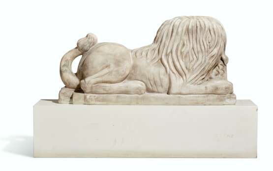 A CARVED WHITE MARBLE RECUMBENT LION - Foto 3