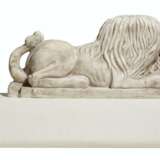 A CARVED WHITE MARBLE RECUMBENT LION - Foto 3