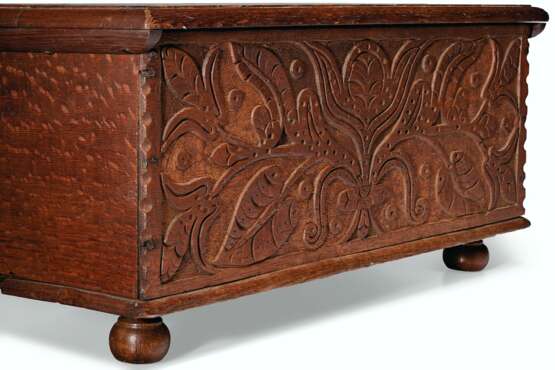 A CARVED AND PAINTED OAK BOX - фото 2