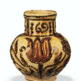 A STAFFORDSHIRE DATED AND INITIALTED SLIPWARE JUG - Foto 2