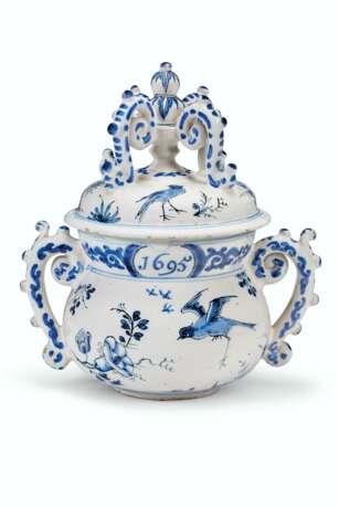 AN ENGLISH DELFT DATED AND INITIALED CUP AND COVER - фото 1