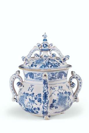 AN ENGLISH DELFT BLUE AND WHITE DATED AND INITIALED POSSET-P... - фото 1