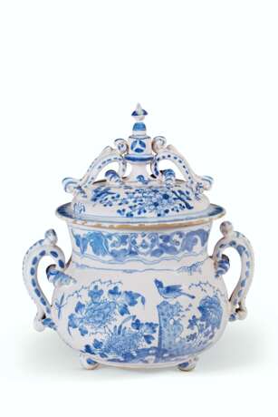 AN ENGLISH DELFT BLUE AND WHITE DATED AND INITIALED POSSET-P... - photo 2