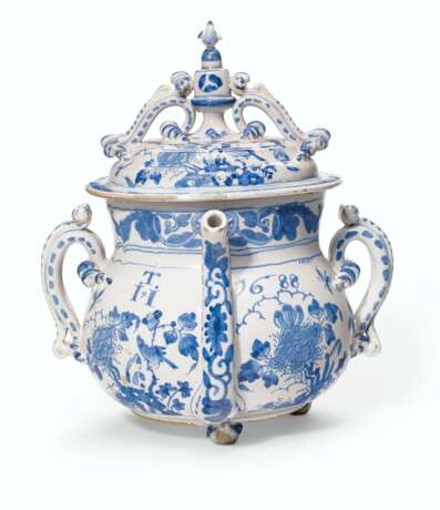 AN ENGLISH DELFT BLUE AND WHITE DATED AND INITIALED POSSET-P... - photo 3