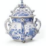 AN ENGLISH DELFT BLUE AND WHITE DATED AND INITIALED POSSET-P... - фото 3
