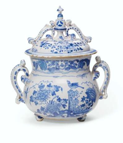 AN ENGLISH DELFT BLUE AND WHITE DATED AND INITIALED POSSET-P... - Foto 4
