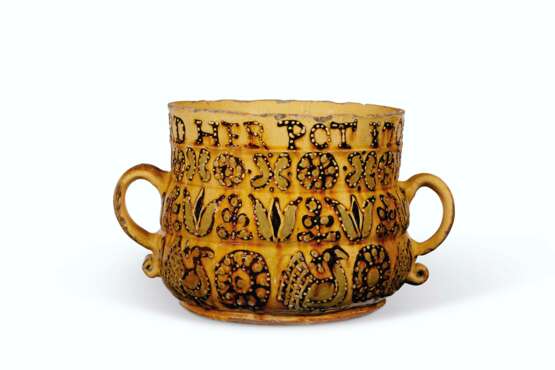 A LARGE ENGLISH SLIPWARE DATED AND INSCRIBED POSSET-POT - photo 3