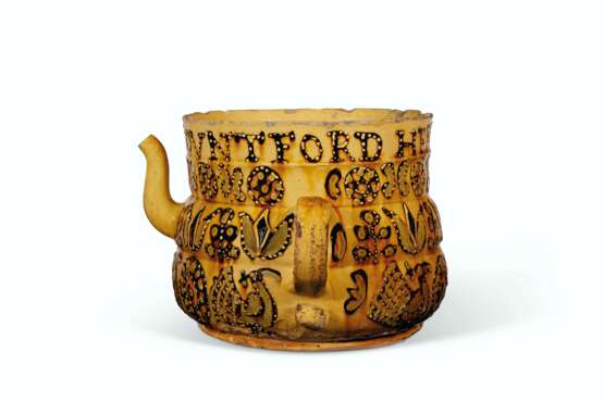 A LARGE ENGLISH SLIPWARE DATED AND INSCRIBED POSSET-POT - фото 4