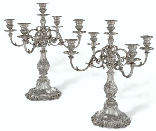 Gorham Manufacturing. A PAIR OF AMERICAN SILVER FIVE-LIGHT LARGE CANDELABRA - Foto 1