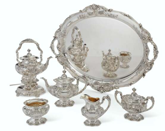 Reed & Barton. AN AMERICAN SILVER FIVE-PIECE TEA SERVICE AND TWO-HANDLED TR... - Foto 1