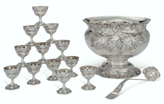 Reed & Barton. AN AMERICAN SILVER LARGE MATCHING PUNCH BOWL, TWELVE GOBLETS... - фото 1