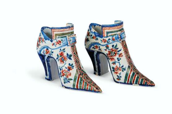 A PAIR OF ENGLISH DELFT POLYCHROME MODELS OF LADY'S SHOES - Foto 1