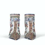 A PAIR OF ENGLISH DELFT POLYCHROME MODELS OF LADY'S SHOES - фото 2