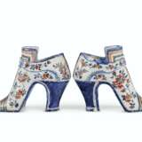 A PAIR OF ENGLISH DELFT POLYCHROME MODELS OF LADY'S SHOES - Foto 3