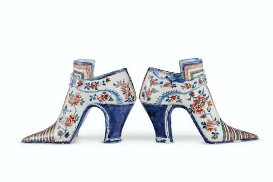A PAIR OF ENGLISH DELFT POLYCHROME MODELS OF LADY'S SHOES - photo 3