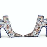 A PAIR OF ENGLISH DELFT POLYCHROME MODELS OF LADY'S SHOES - фото 4