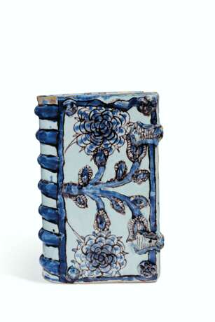 AN ENGLISH DELFT BLUE AND WHITE HAND-WARMER - photo 2