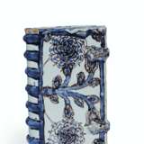 AN ENGLISH DELFT BLUE AND WHITE HAND-WARMER - Foto 2