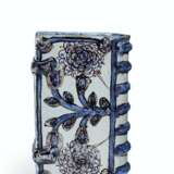 AN ENGLISH DELFT BLUE AND WHITE HAND-WARMER - Foto 3