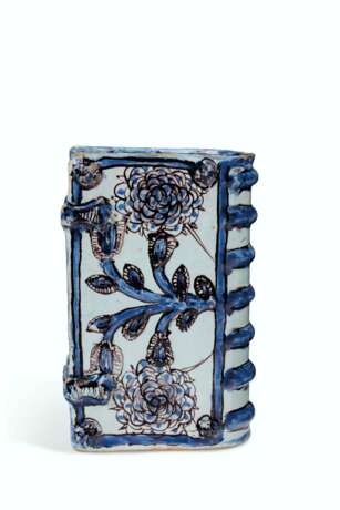 AN ENGLISH DELFT BLUE AND WHITE HAND-WARMER - фото 3