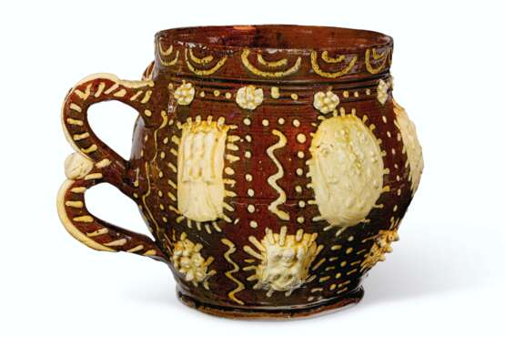 A LARGE WROTHAM SLIPWARE TWO-HANDLED DATED AND INITIALED TYG... - Foto 3