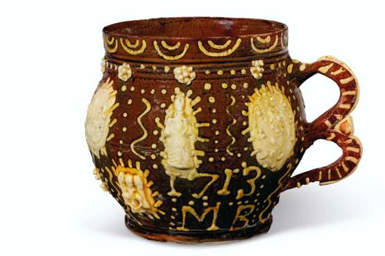 A LARGE WROTHAM SLIPWARE TWO-HANDLED DATED AND INITIALED TYG... - Foto 4