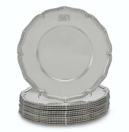 Gorham Manufacturing. A SET OF TWELVE AMERICAN SILVER PLACE PLATES - Foto 1