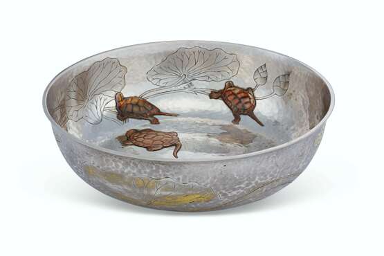 Tiffany & Co.. AN AMERICAN SILVER AND MIXED-METAL BOWL - фото 1