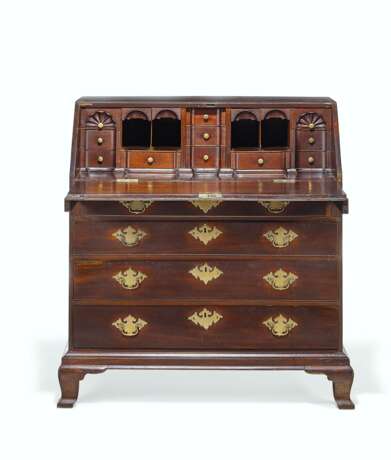 A CHIPPENDALE CARVED WALNUT SLANT-FRONT DESK - фото 2